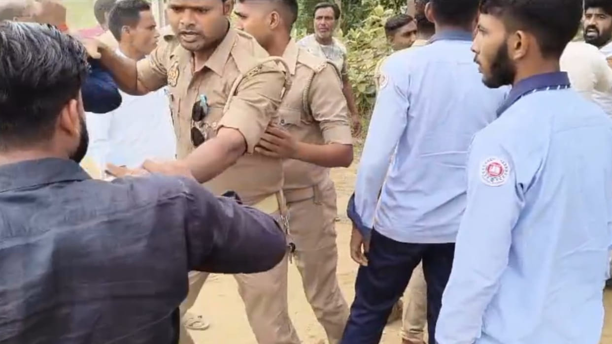 Two parties clashed during land measurement in Gorakhpur, there was scuffle with the police also