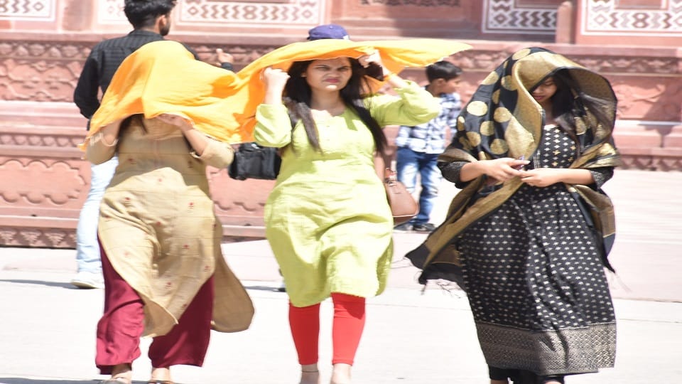 health of three tourists deteriorated at Taj Mahal due to heat wave
