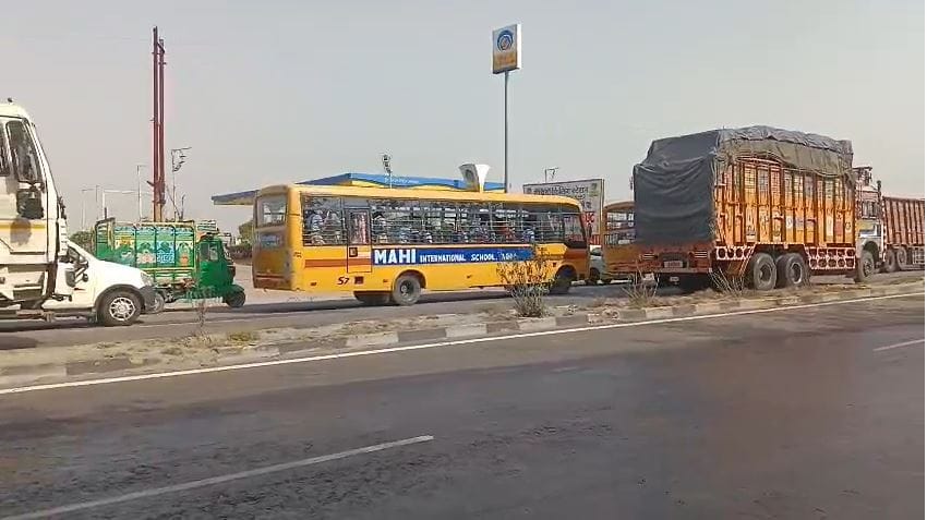 Massive fire broke out after collision between container and truck on highway CNG cylinder exploded driver bur
