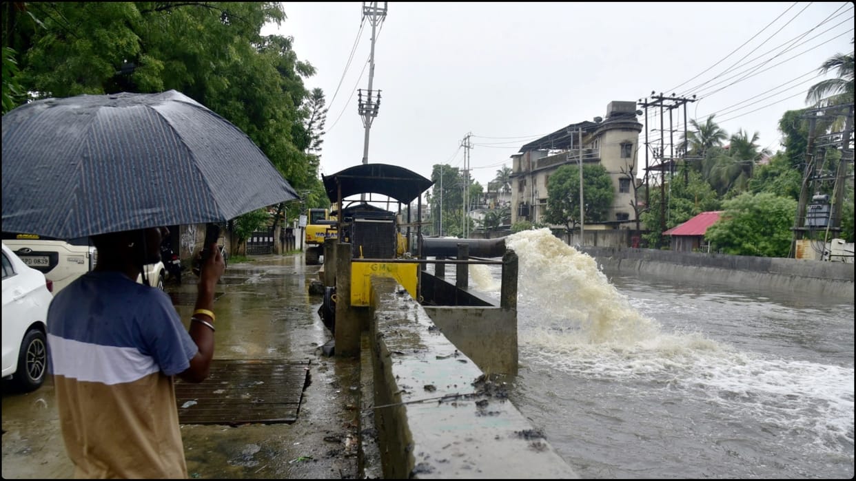 Assam: Heavy rain overnight inundates Guwahati, normal life affected, News in Hindi