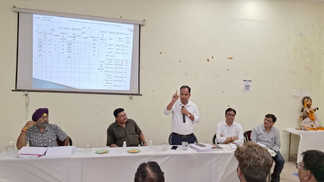 Collector held a meeting of the education department in Raipur