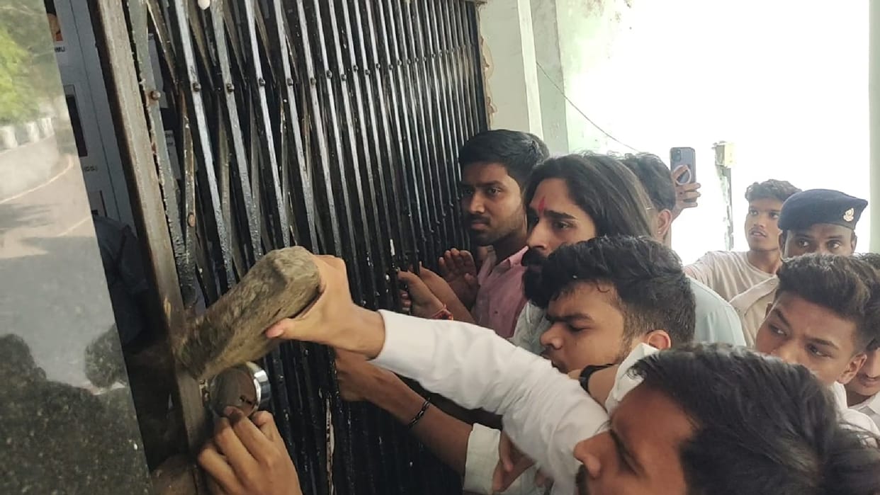 Students broke lock of PRSU administrative building, demand extension of exam time in Raipur