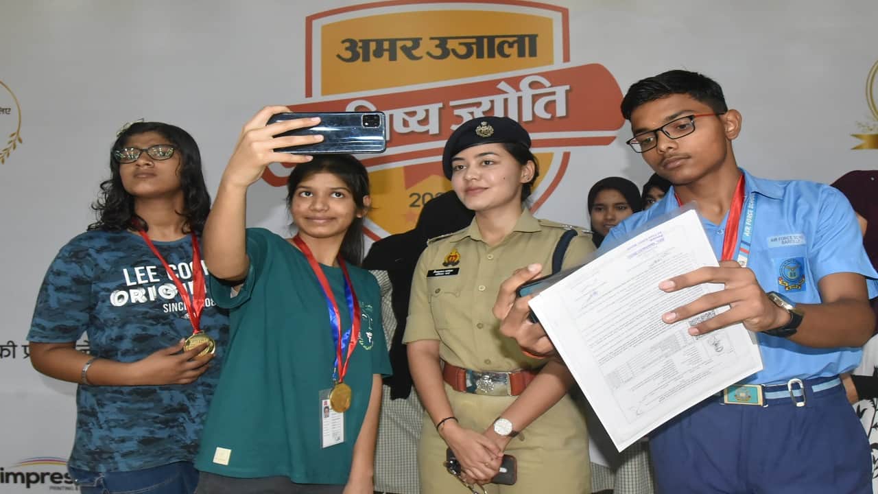 Amar Ujala honoured meritorious students with Bhavishya Jyoti Samman in bareilly