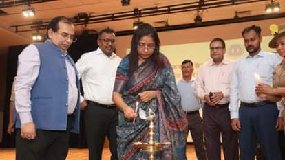 कार्यक्रम का शुभारंभ