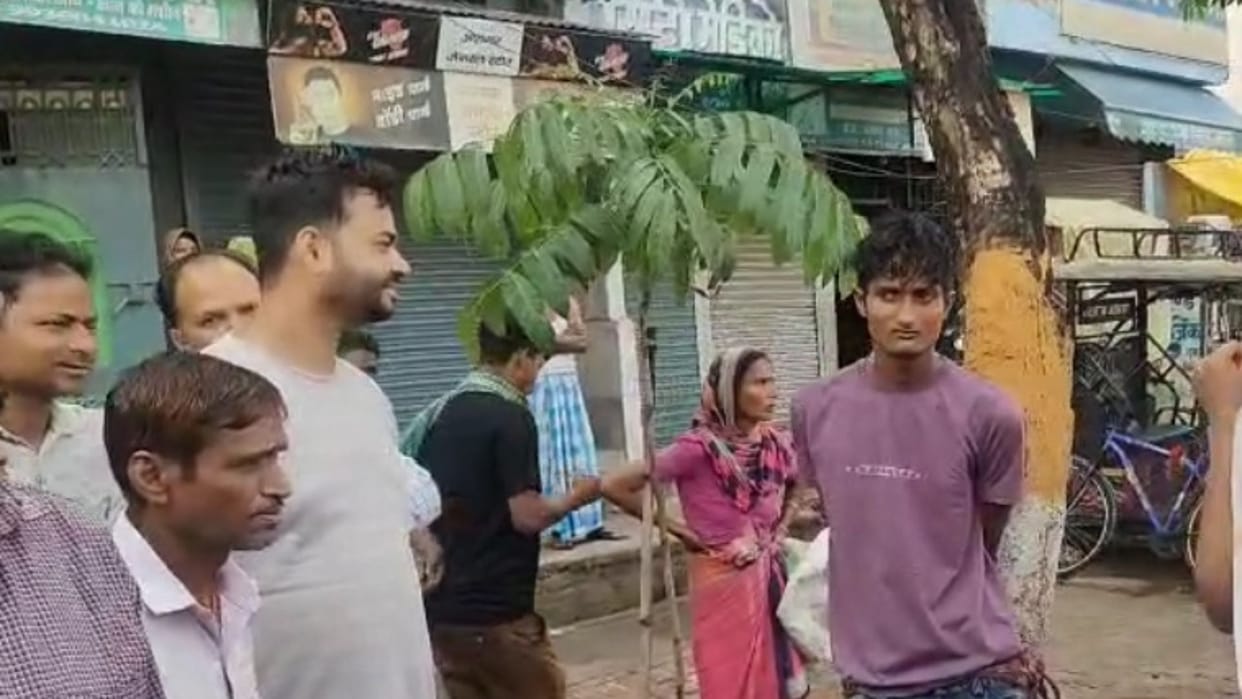 Bihar: Young man caught stealing in the OT of a nursing home was tied to a tree and beaten