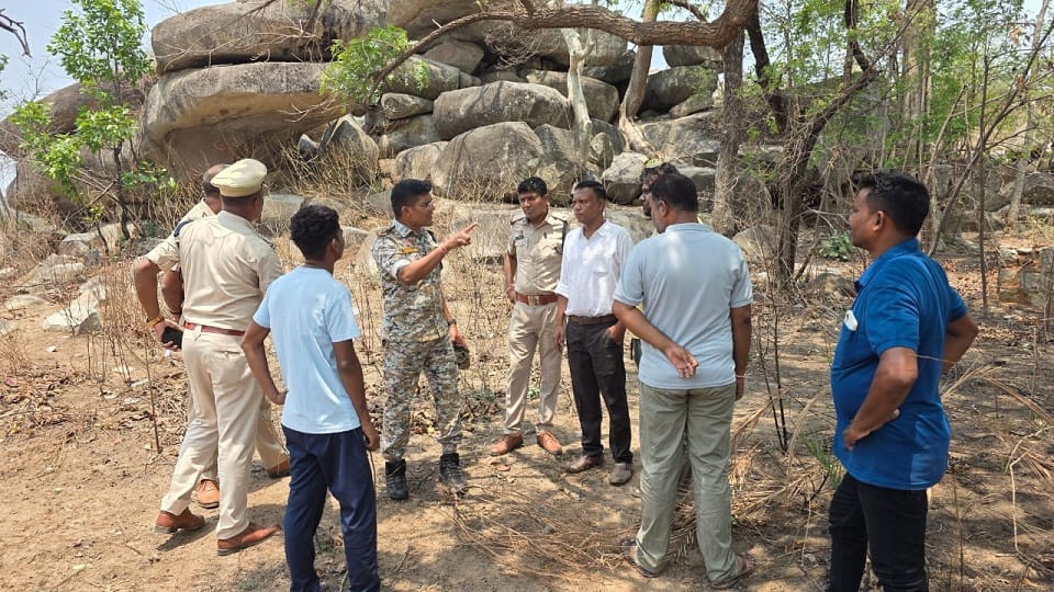 मौके पर पहुंची पुलिस और स्थानीय लोग
