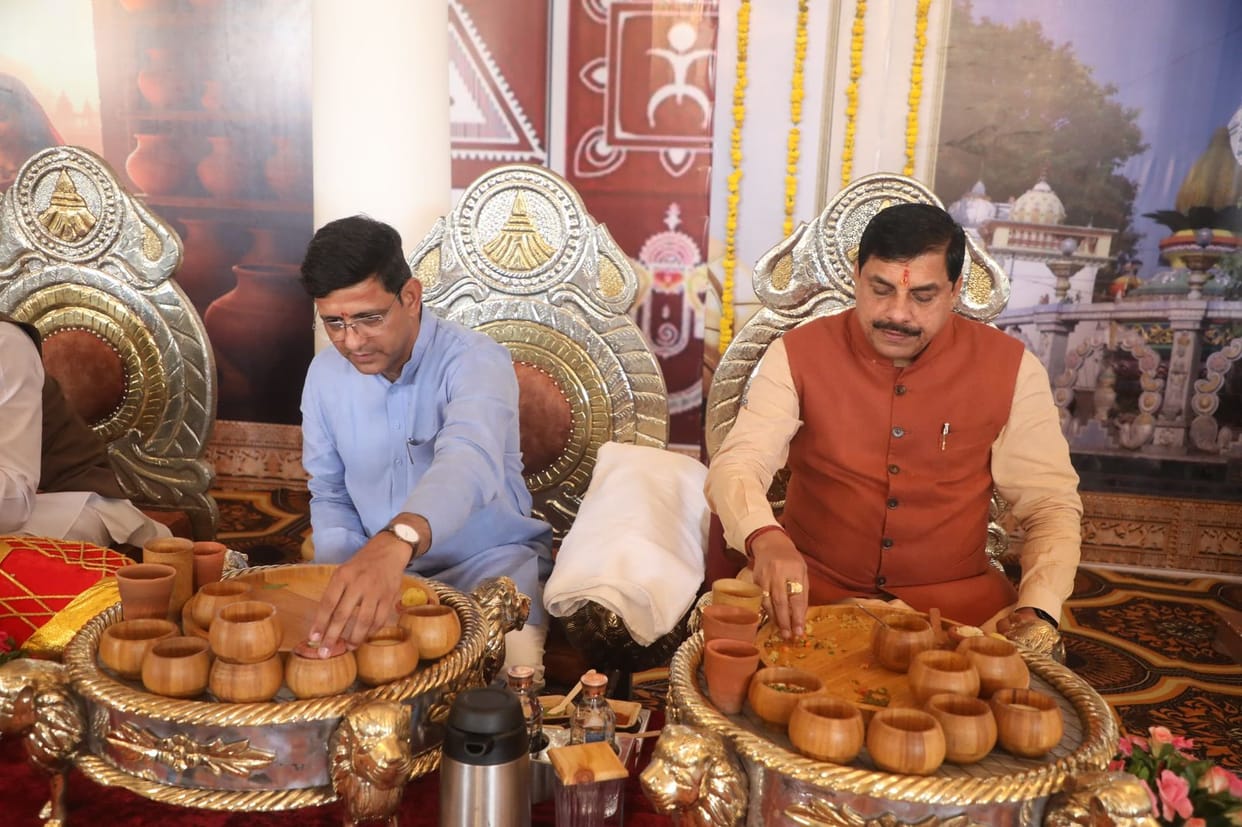 Indore: Ministers also enjoyed dal-bati, kadhi chawla, buttermilk and jholia