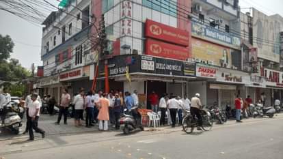 मेरठ सेंट्रल मार्केट में प्रदर्शन करते व्यापारी