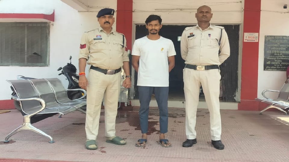 पुलिस की गिरफ्त में आरोपी