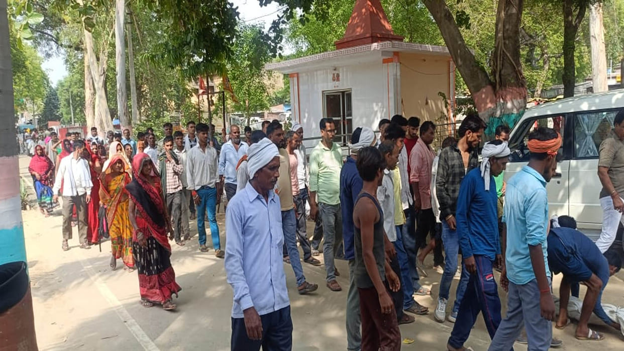 Kanpur: Villagers surrounded police station with body of the son demanding the arrest of the mother's lover
