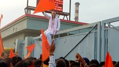 Farmers protested against the sale of substandard fertilizers in Kabirdham