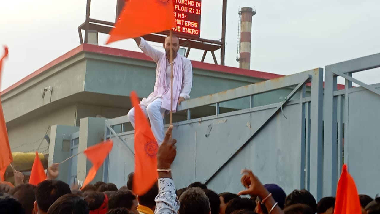 प्रदर्शन करते किसान