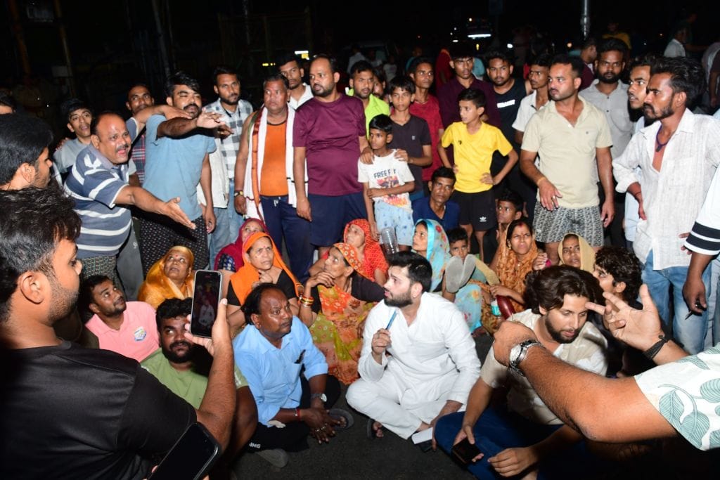 People angry with power cuts burst out in anger