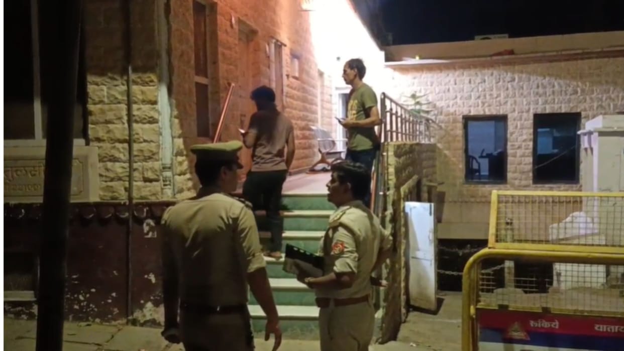 Jewellery worth crores and three lakh rupees stolen from the residence of the Mahant of Sankatmochan temple