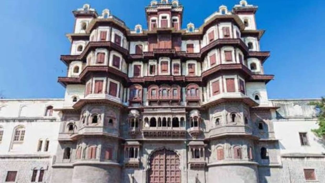 mp news indore cabinet meeting rajwada seven storeys four lakh cost 90 years story