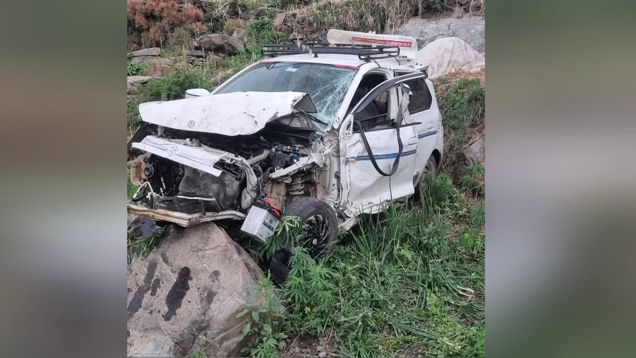 Road accident in Janjheli, car fell into 200 feet deep ditch, young man died