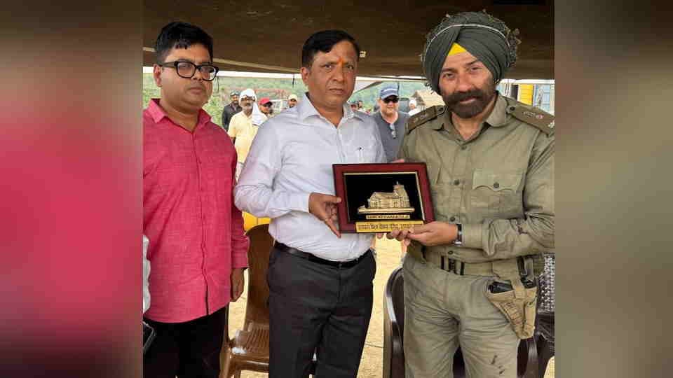 Border-2 Film Shooting in Dehradun Chief Executive of Uttarakhand Film Council met actor Sunny Deol