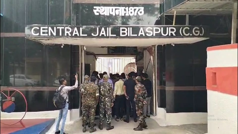 young man imprisoned in Central Jail died angry family members created a ruckus accused the jail administratio