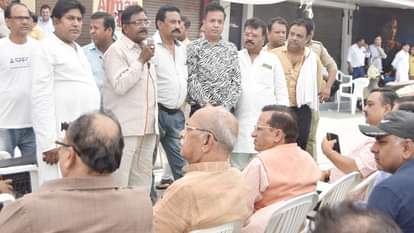 सेंट्रल मार्केट बंद करके धरना देते व्यापारी और नेता।