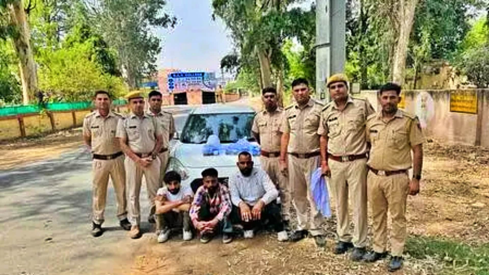 पुलिस की गिरफ्त में तस्कर