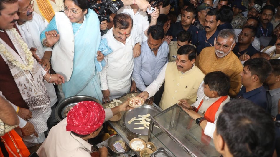 Indore News: CM Mohan Yadav and Cabinet Enjoy Street Food at Sarafa Market, Pays ₹500 for Pani Puri