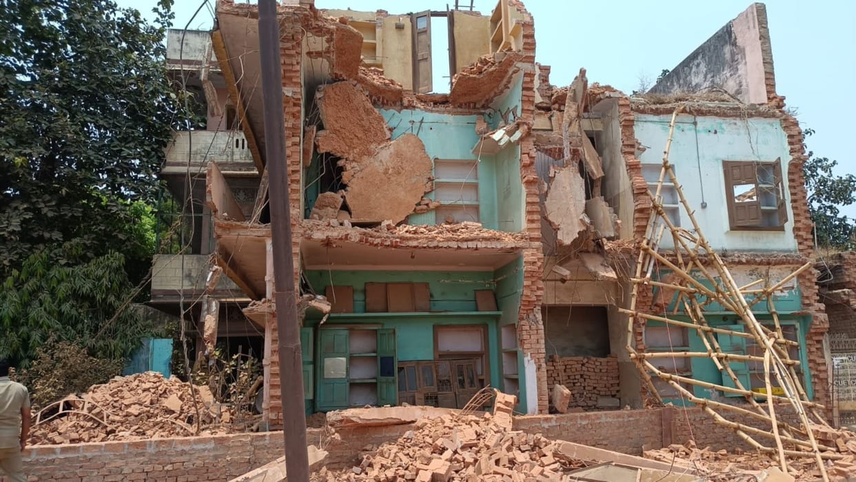 The roof of a dilapidated house collapsed two workers were buried