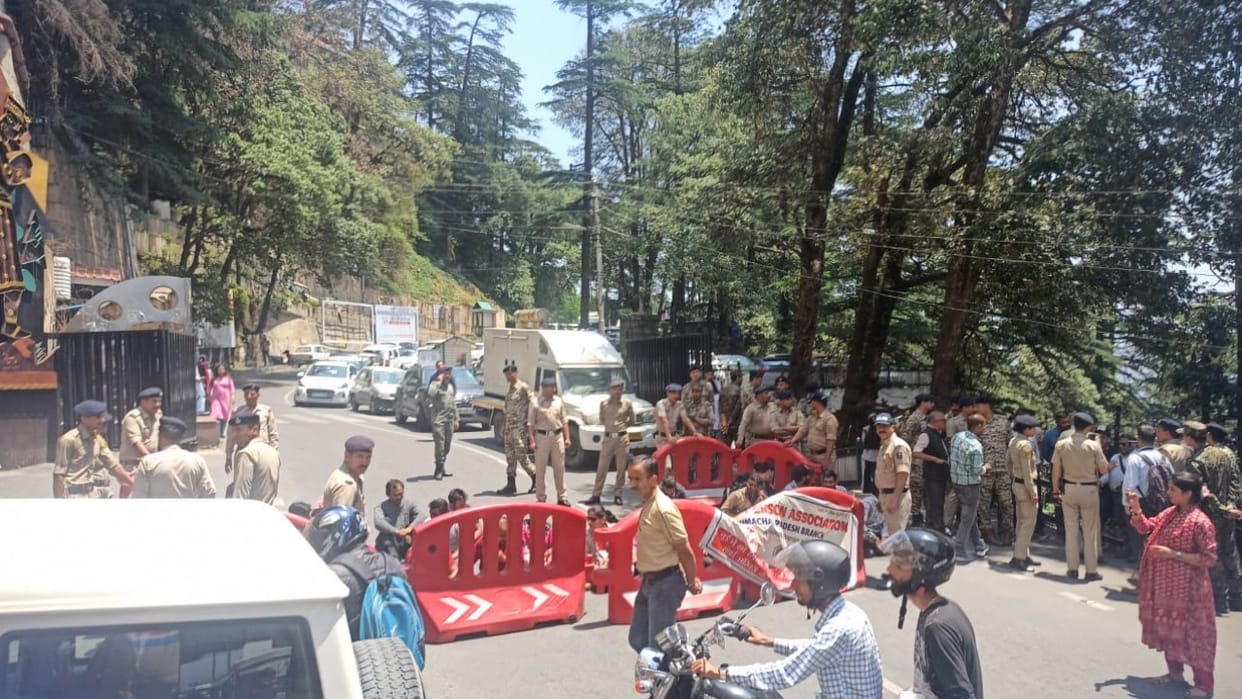 Visually impaired unemployed people became furious again, blocked the road near the secretariat
