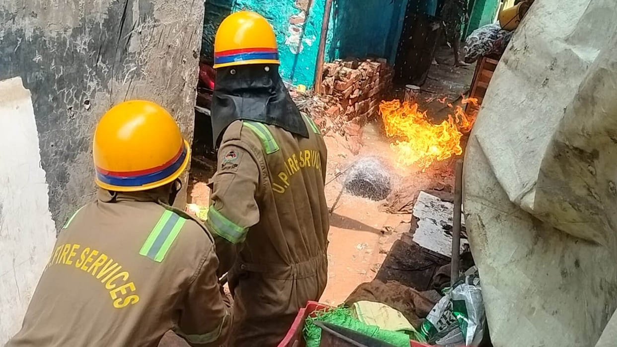 Kanpur: LPG cylinder in Gwaltoli and forest in NRI City caught fire
