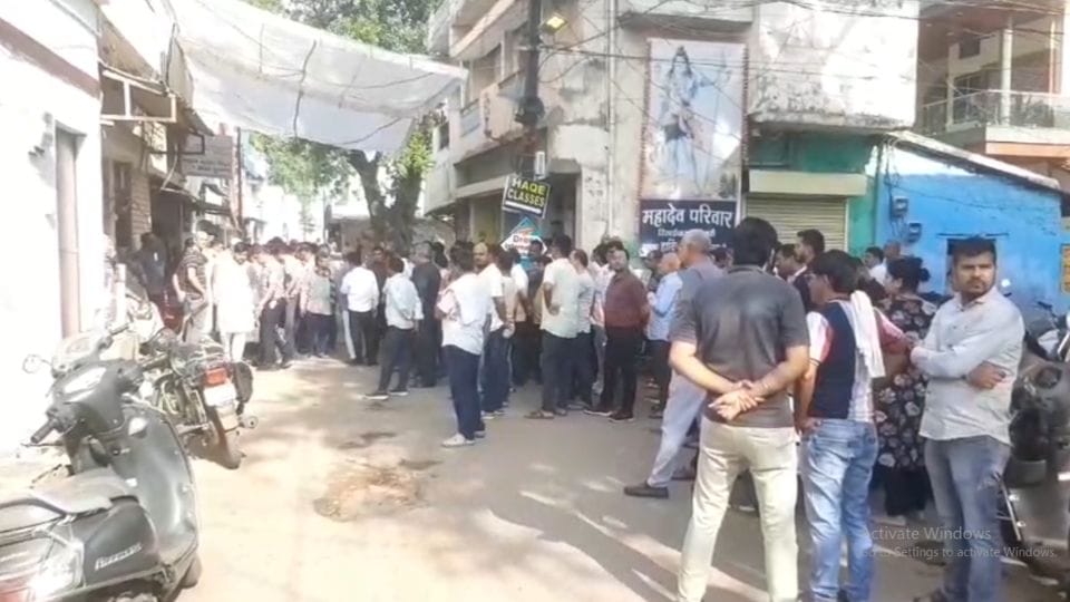 अस्पताल के बाहर खड़े परिजन व अन्य लोग