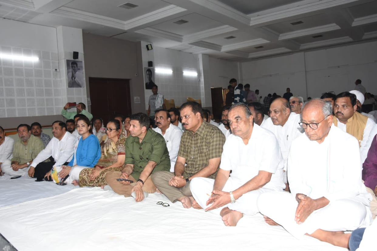 Bhopal: Congress leaders paid tribute to former PM Rajiv Gandhi on his death anniversary, bhajans were organis