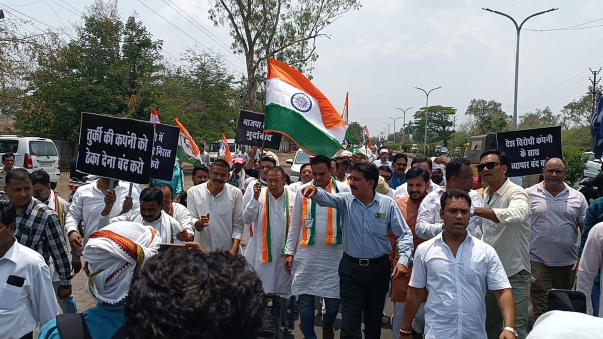 Bhopal: Turkish company got work in Bhopal-Indore Metro, Congress surrounded the Metro office, raised slogans