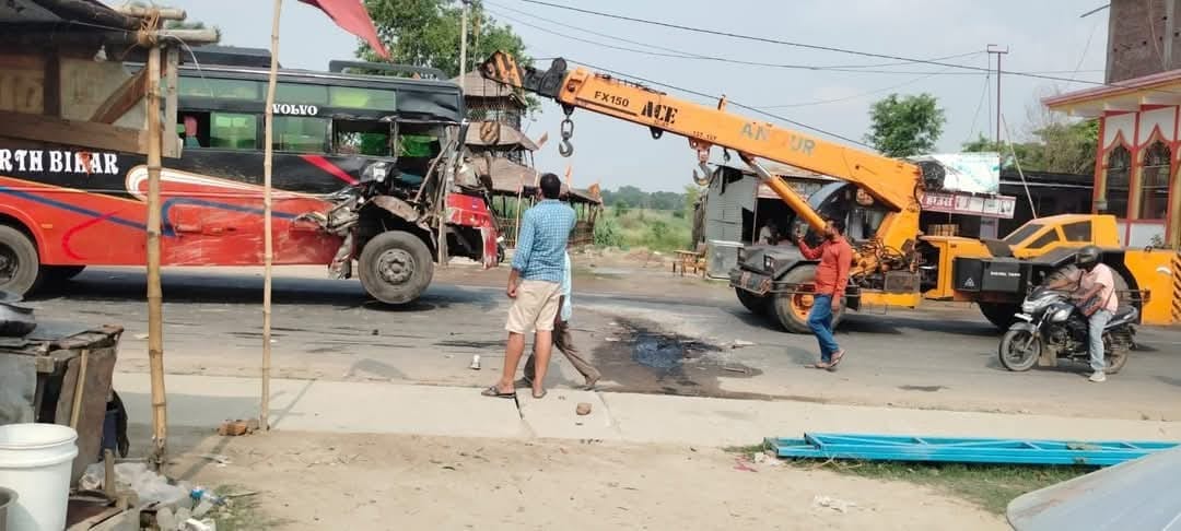 Bihar News: Collision between school and passenger bus in Gopalganj; Six children injured