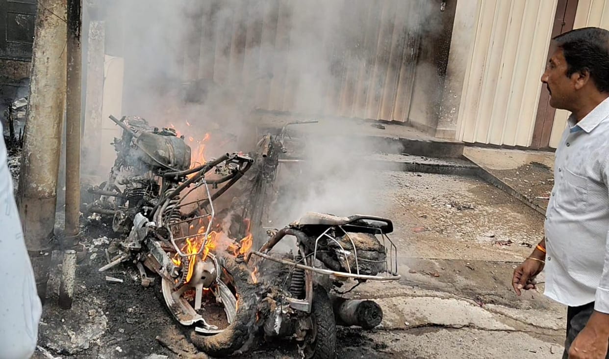 Indore News: Battery parked in Indore caught fire in a vehicle, engulfed three cars and a house
