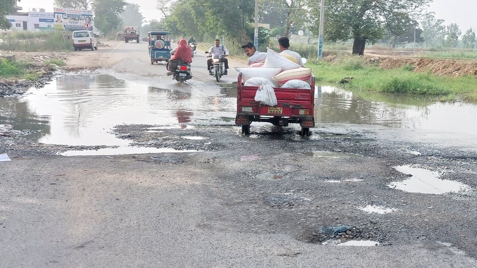 Muzaffarnagar: Mother and daughter fell after their bike slipped into a pit, the truck crushed them