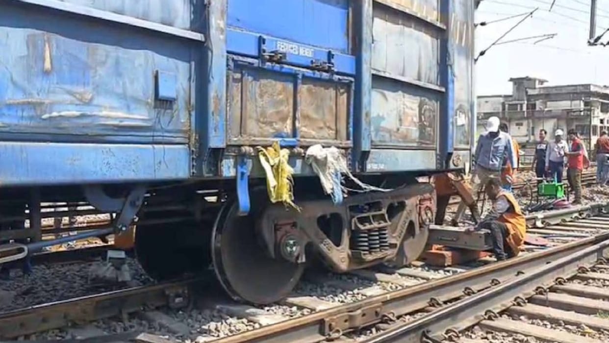 Goods train derailed near Raipur railway station, train movement affected, railway employees engaged in rescue
