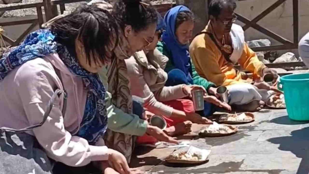 Badrinath Dham Foreign devotees arriving at Brahmakapal to offer Pinddaan