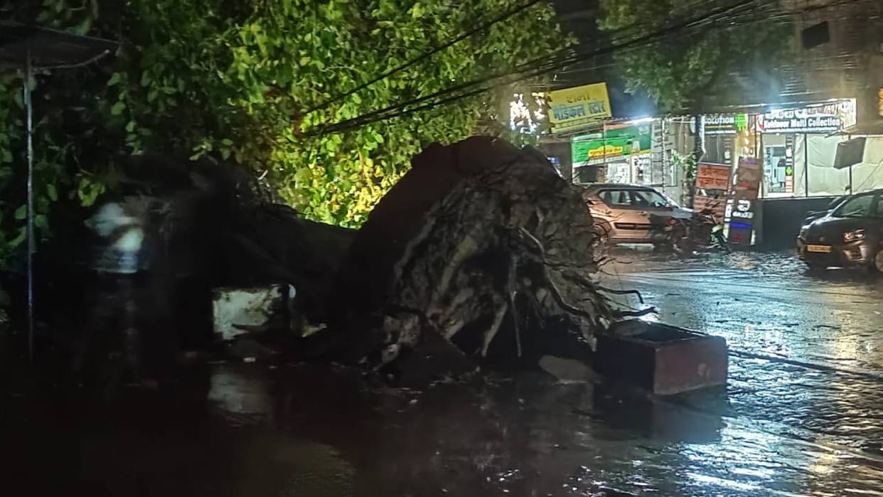 Heavy rain and hail fell along with strong dusty winds in Ghaziabad