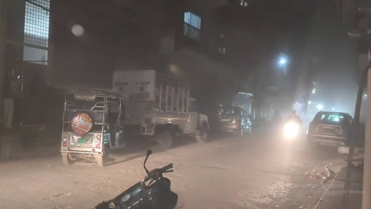 Heavy rain and hail fell along with strong dusty winds in Ghaziabad