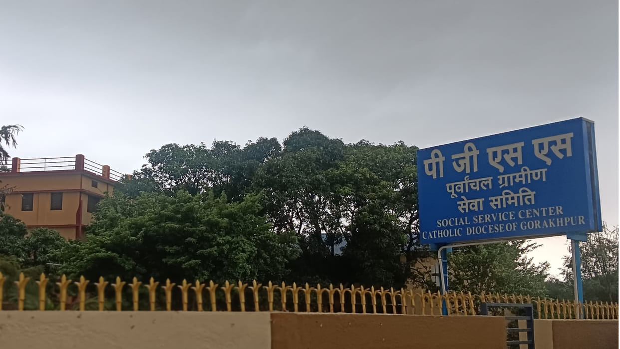 In Gorakhpur, a madman attacked three people with an axe, all three were seriously injured