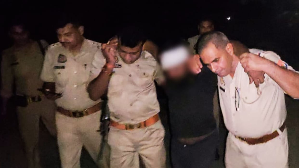 Encounter in ghazipur Police fired animal smuggler one injured partner arrested many cases registered