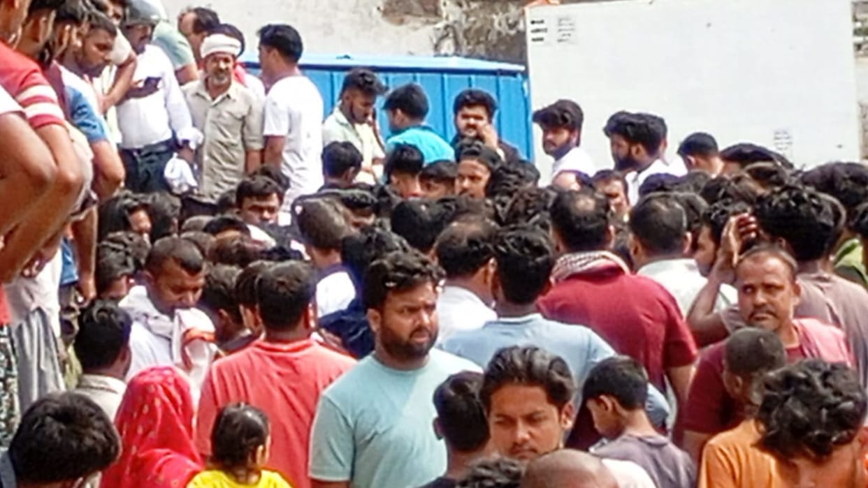 Azamgarh News Fun in pond proved costly young man died due to drowning body found after two hours