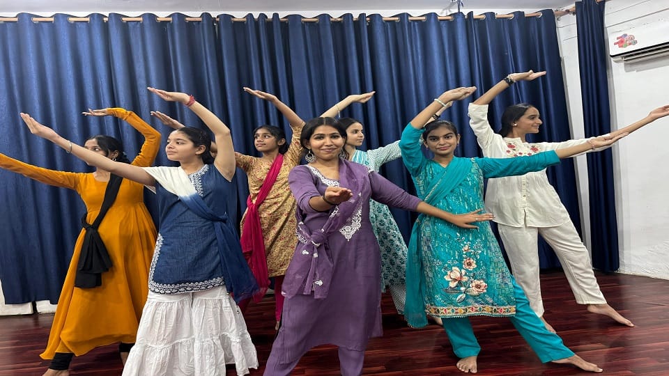 Kala Nidhi Music College organized a free workshop journey reached from Meerut to Delhi