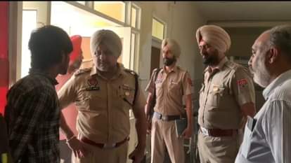 मृतक के बेटे से पूछताछ करती पुलिस।