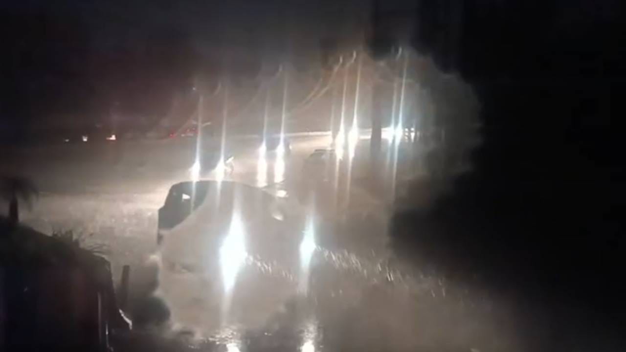 Heavy rain and hail fell along with strong dusty winds in Ghaziabad