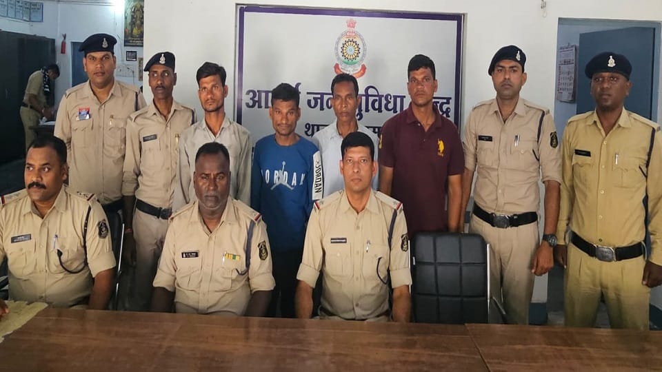 पुलिस की गिरफ्त में आरोपी