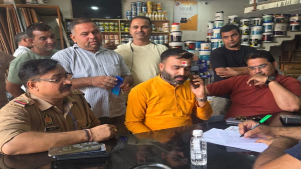 Thieves stole ₹1.75 lakh and two mobiles from a plywood shop near Modipuram Chowki in Meerut. CCTV footage cap