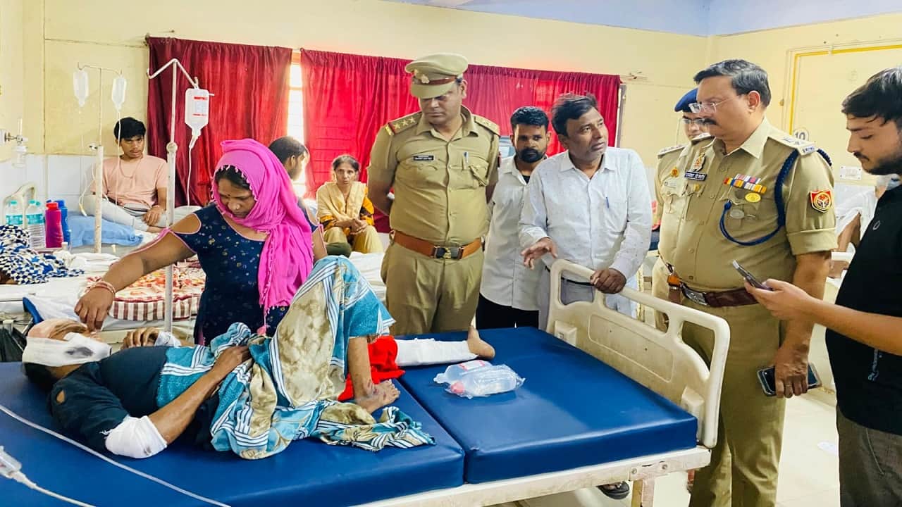 auto driver and his two sons died in road accident in shahjahanpur