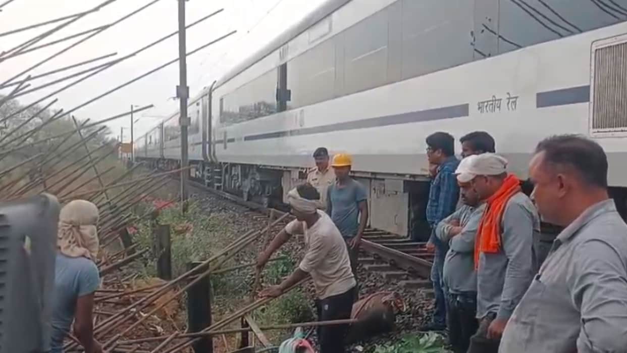 MP News: Vande Bharat Express escapes accident, rods of under-construction underpass fell on railway track