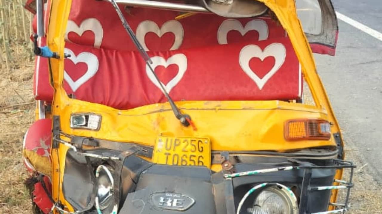 auto driver and his two sons died in road accident in shahjahanpur