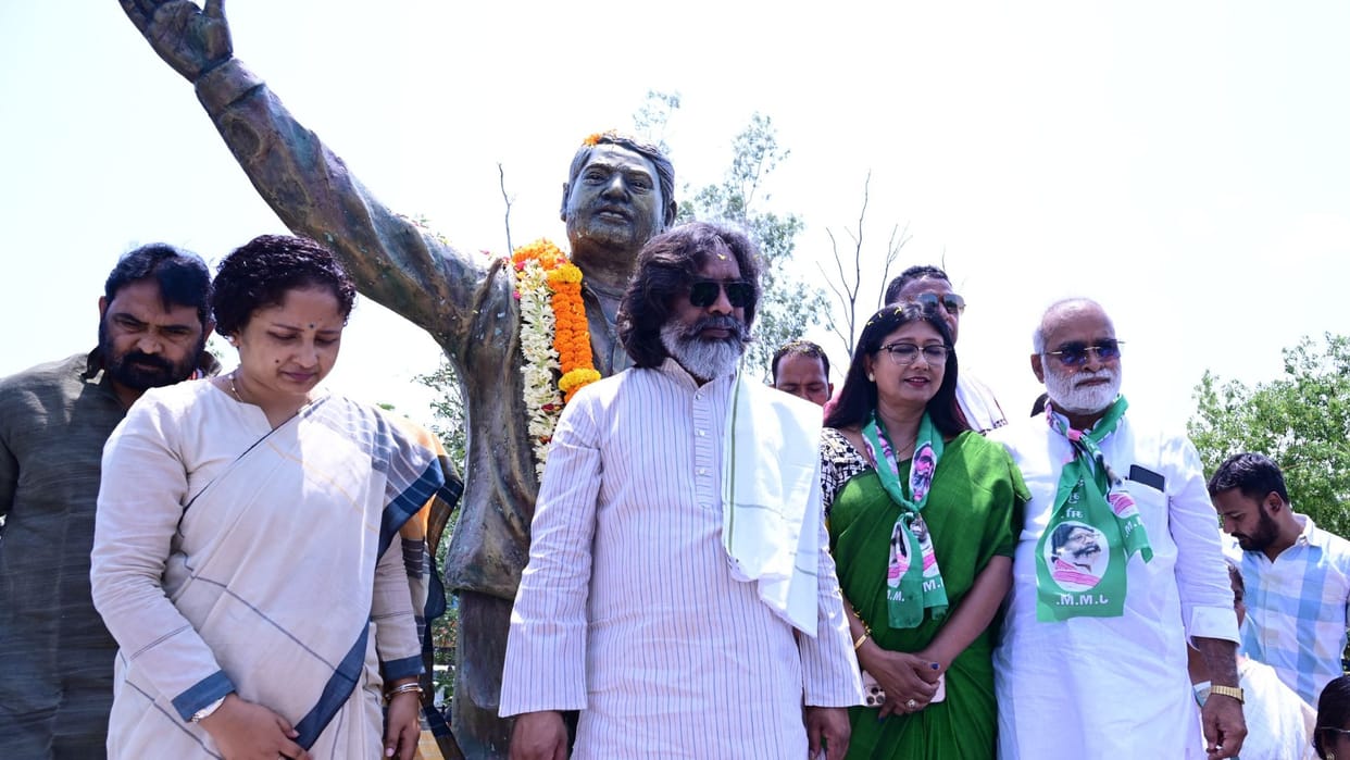 Jharkhand News: CM Hemant Soren garlanded late Durga Soren on his death anniversary